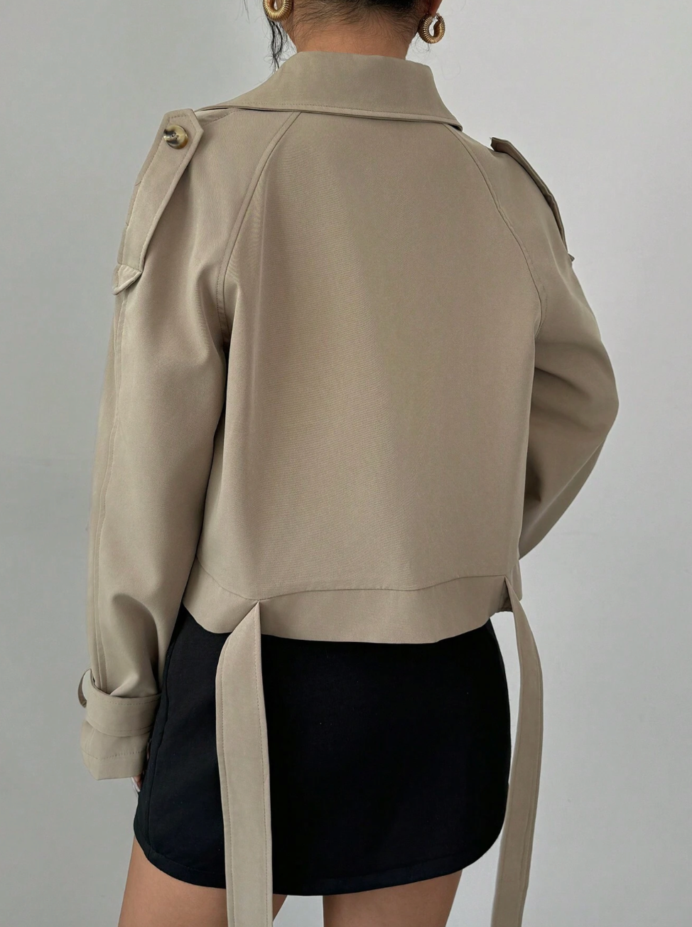 Trench-coat élégant et court avec boutons