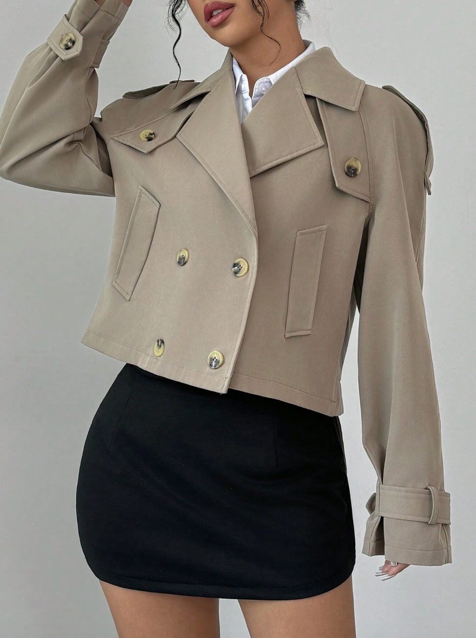 Trench-coat élégant et court avec boutons