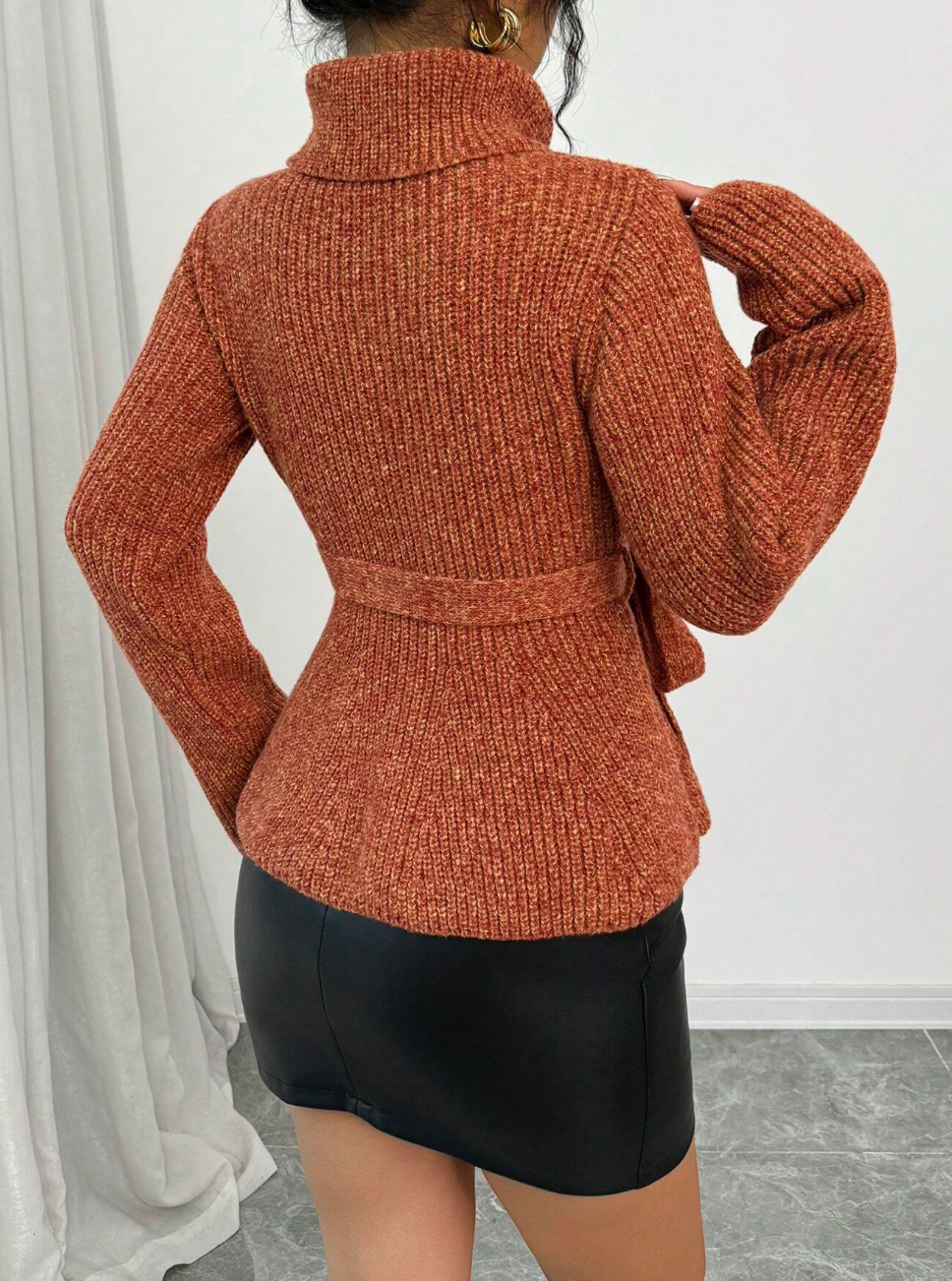 Pull élégant avec col à roulé et ceinture