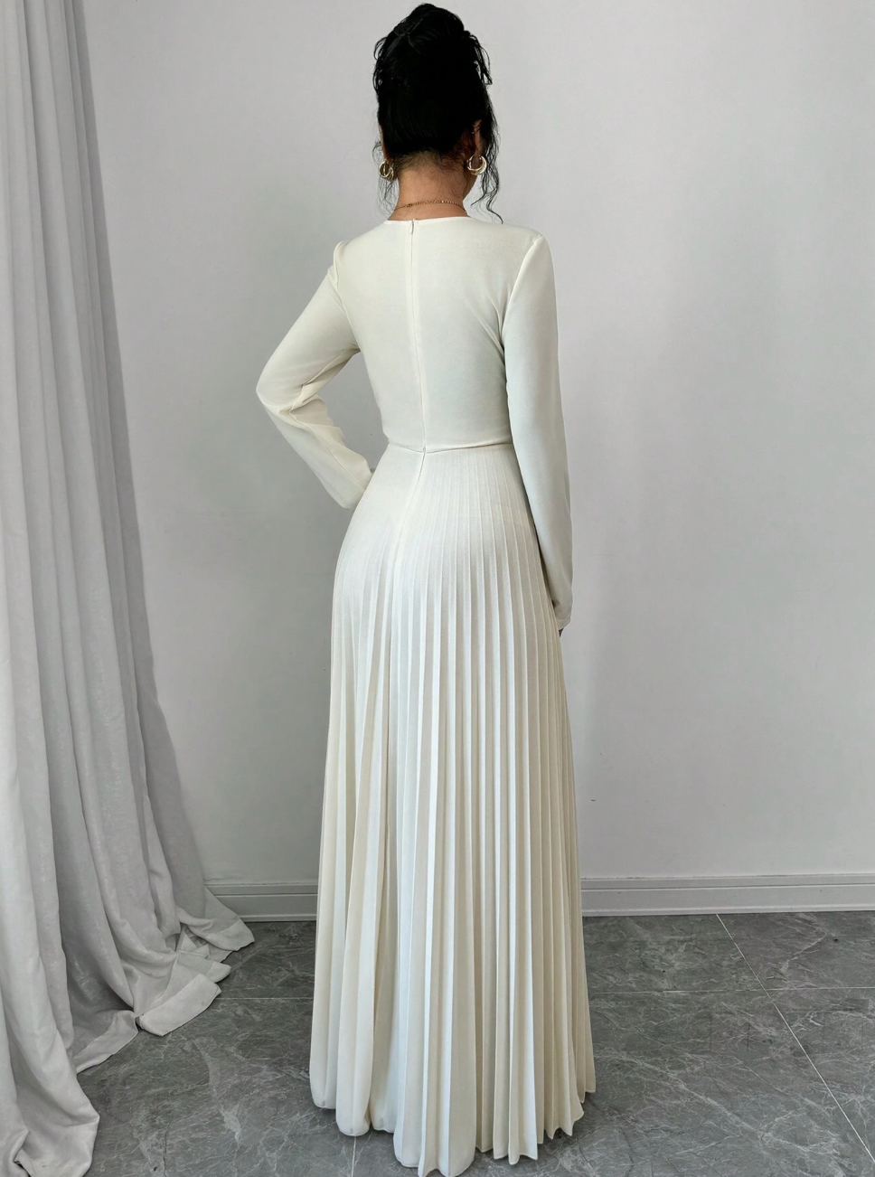 Robe longue élégante avec détails strass et décolleté en V