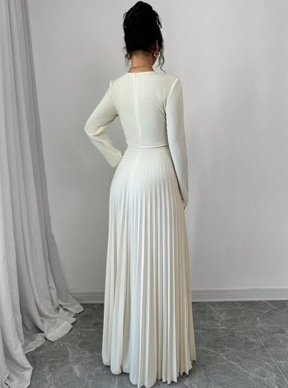 Robe longue élégante avec détails strass et décolleté en V