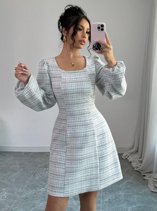 Robe élégante en tweed avec décolleté carré