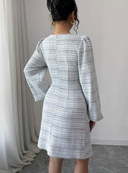 Robe élégante en tweed avec décolleté carré