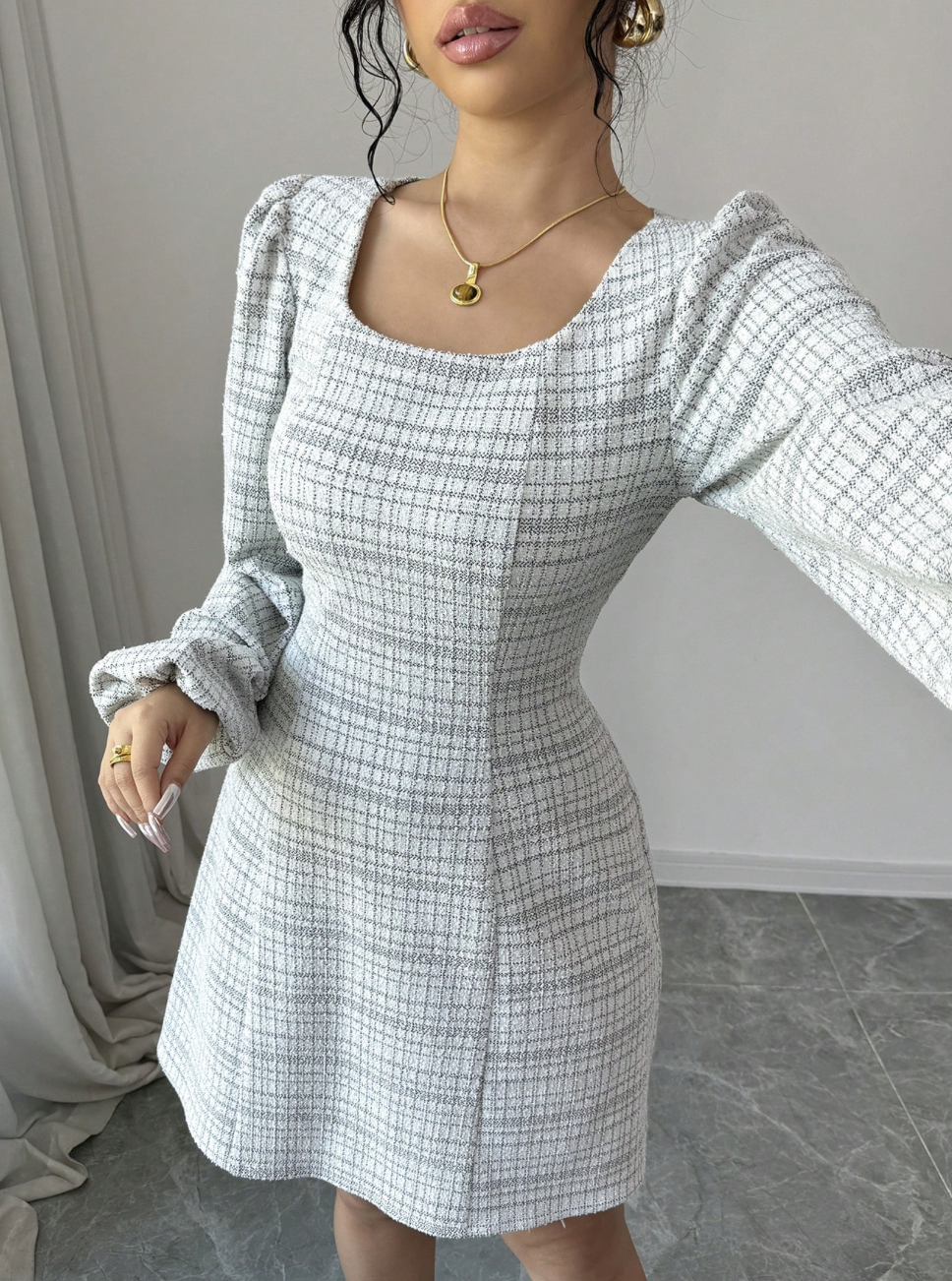 Robe élégante en tweed avec décolleté carré