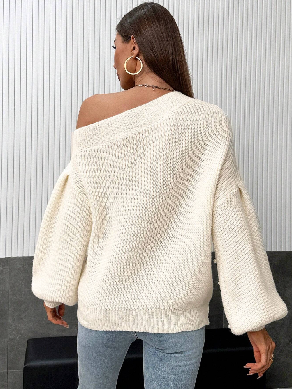 Pullover mit asymmetrischem Kragen und Perlen