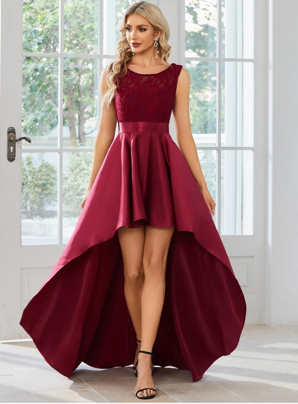 Langes formelles Kleid mit Satinspitze