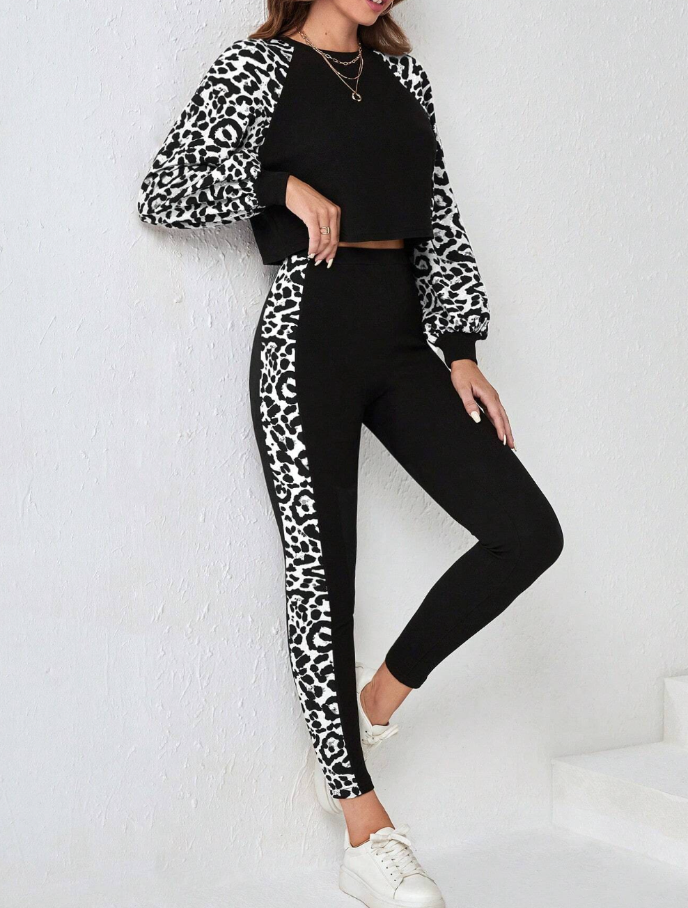 Completo maglione con motivo leopardato e leggings