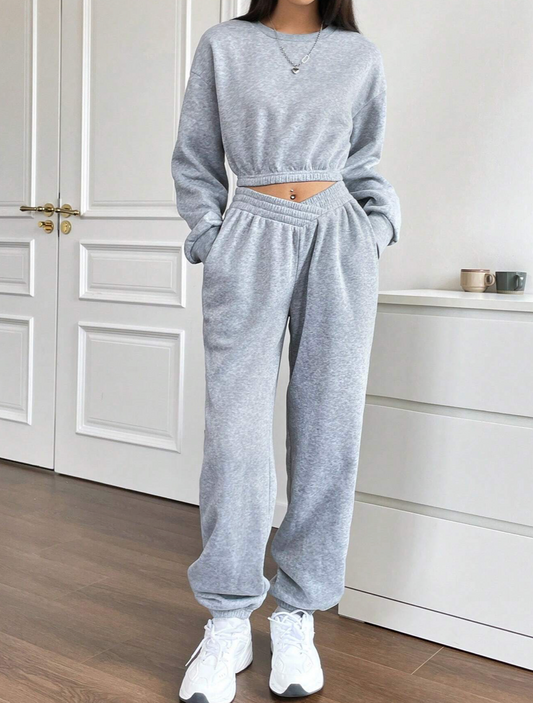 Kurzes Set aus Sweatshirt und Hose