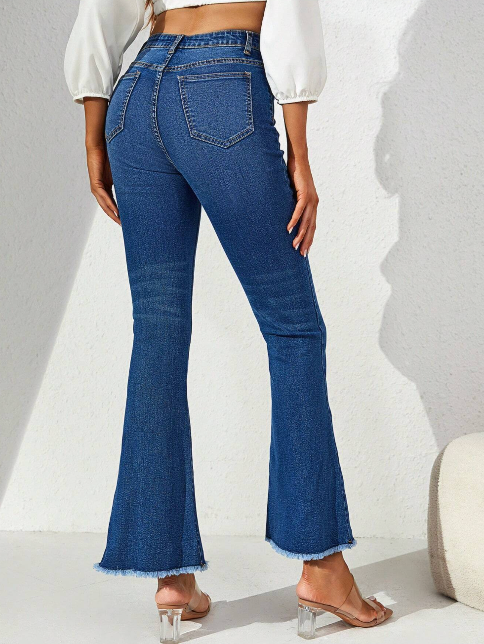 Jeans évasé avec ourlet et fente