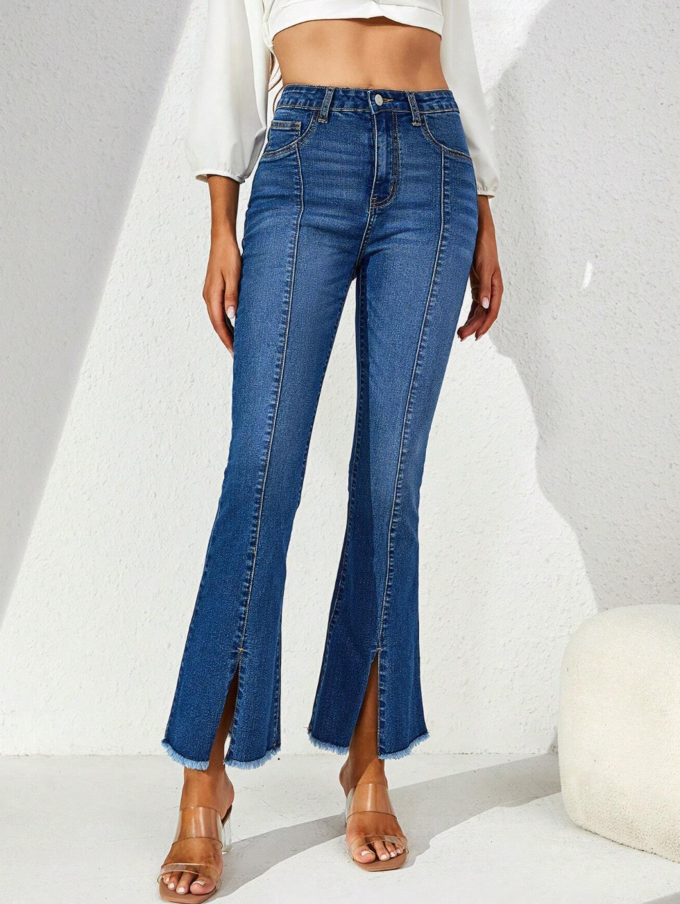 Ausgestellte Jeans mit Saum und Schlitz