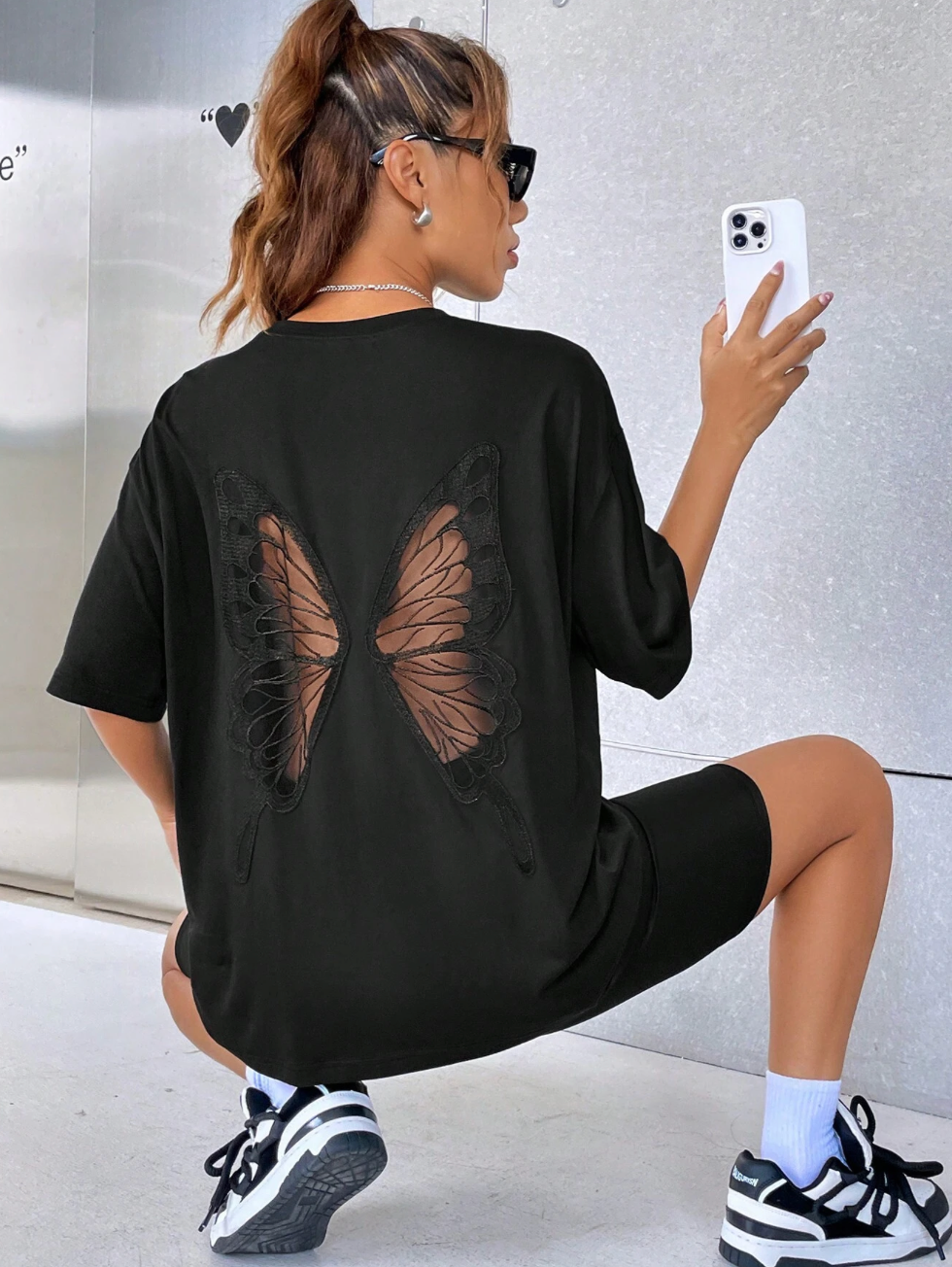 T-shirt avec papillon brodé