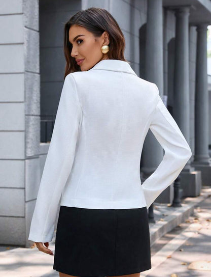 Blazer élégant en tissu texturé et taille ceinturée