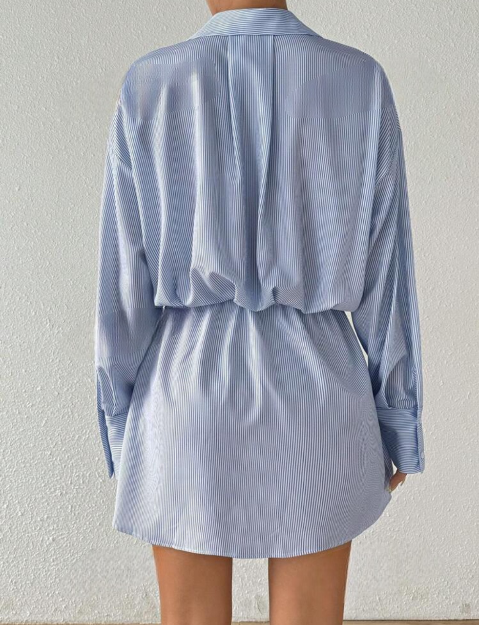 Robe chemise élégante avec rayures et taille serrée