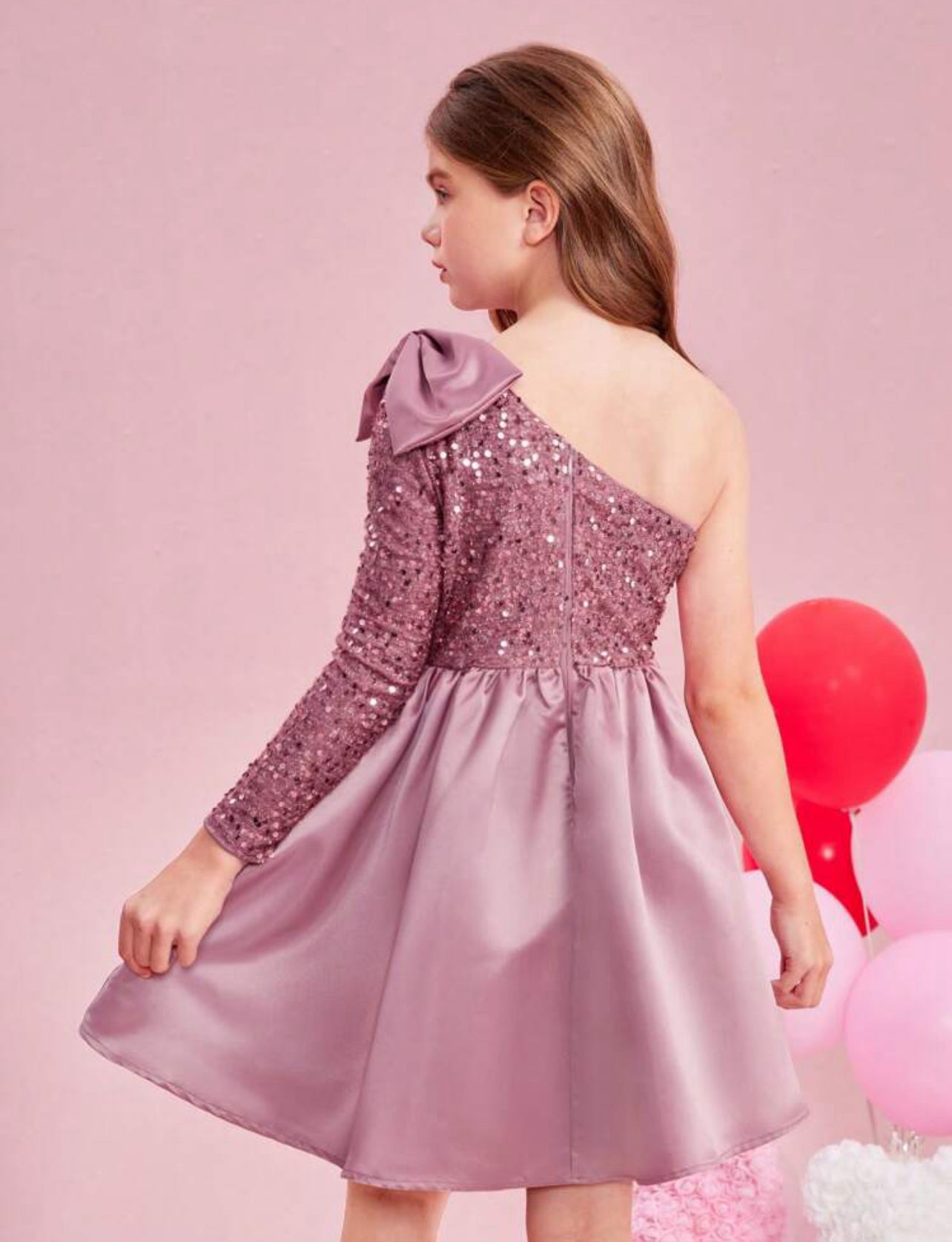 Robe fille avec détails paillettes et noeud papillon