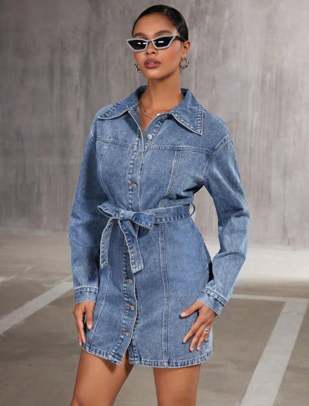 Robe en jeans avec ceinture et boutons