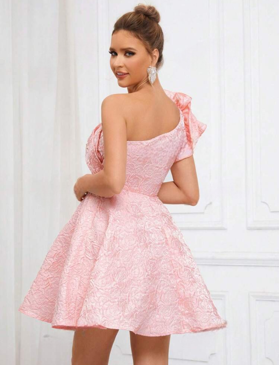 Robe de cérémonie courte avec épaule dénudée