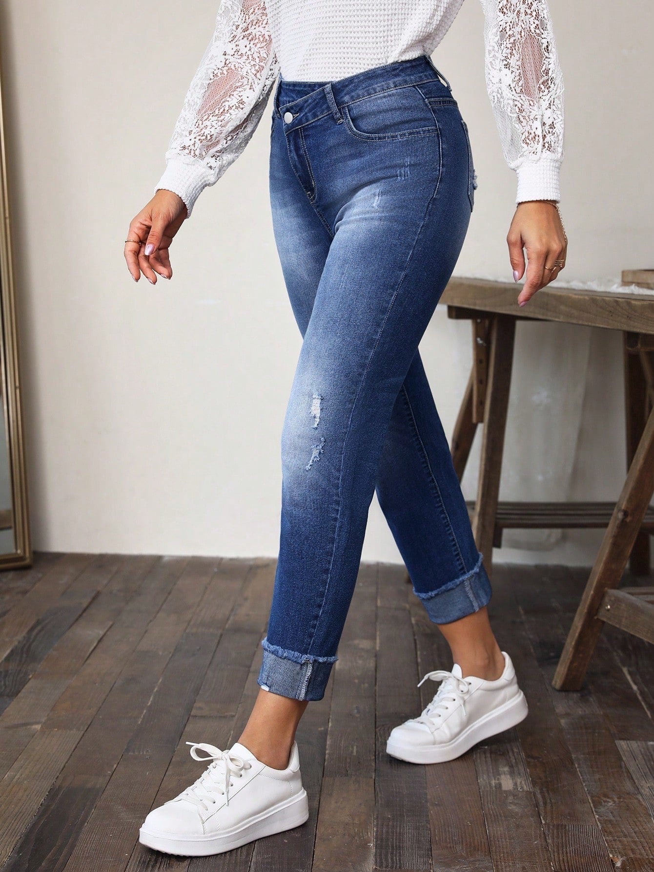 Jeans déchiré avec ourlet roulé