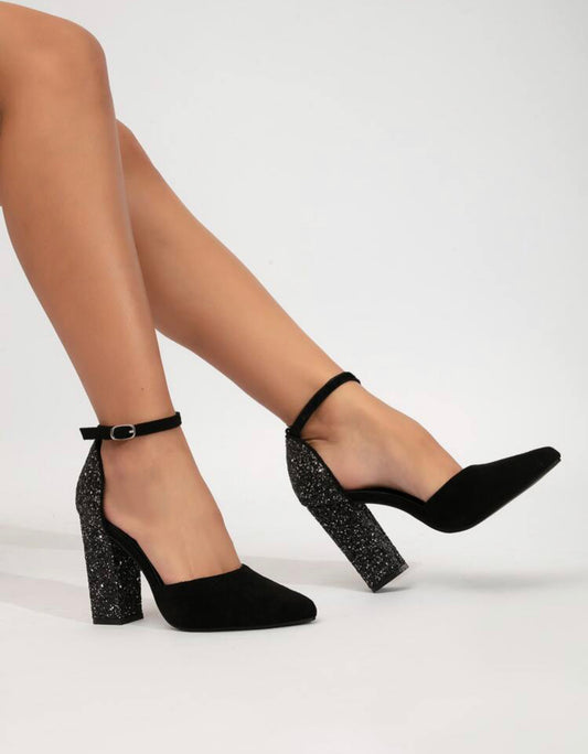 Schwarze Pumps mit klobigem Paillettenabsatz