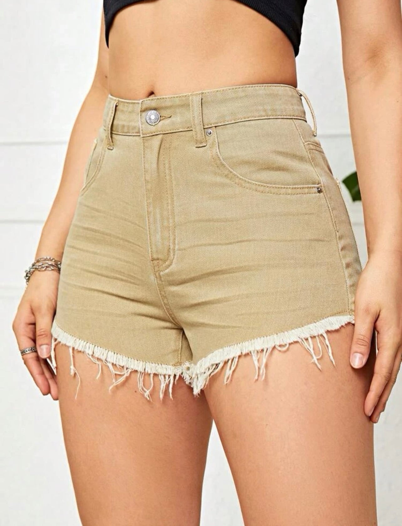 Kurze Shorts mit ausgefranstem Saum