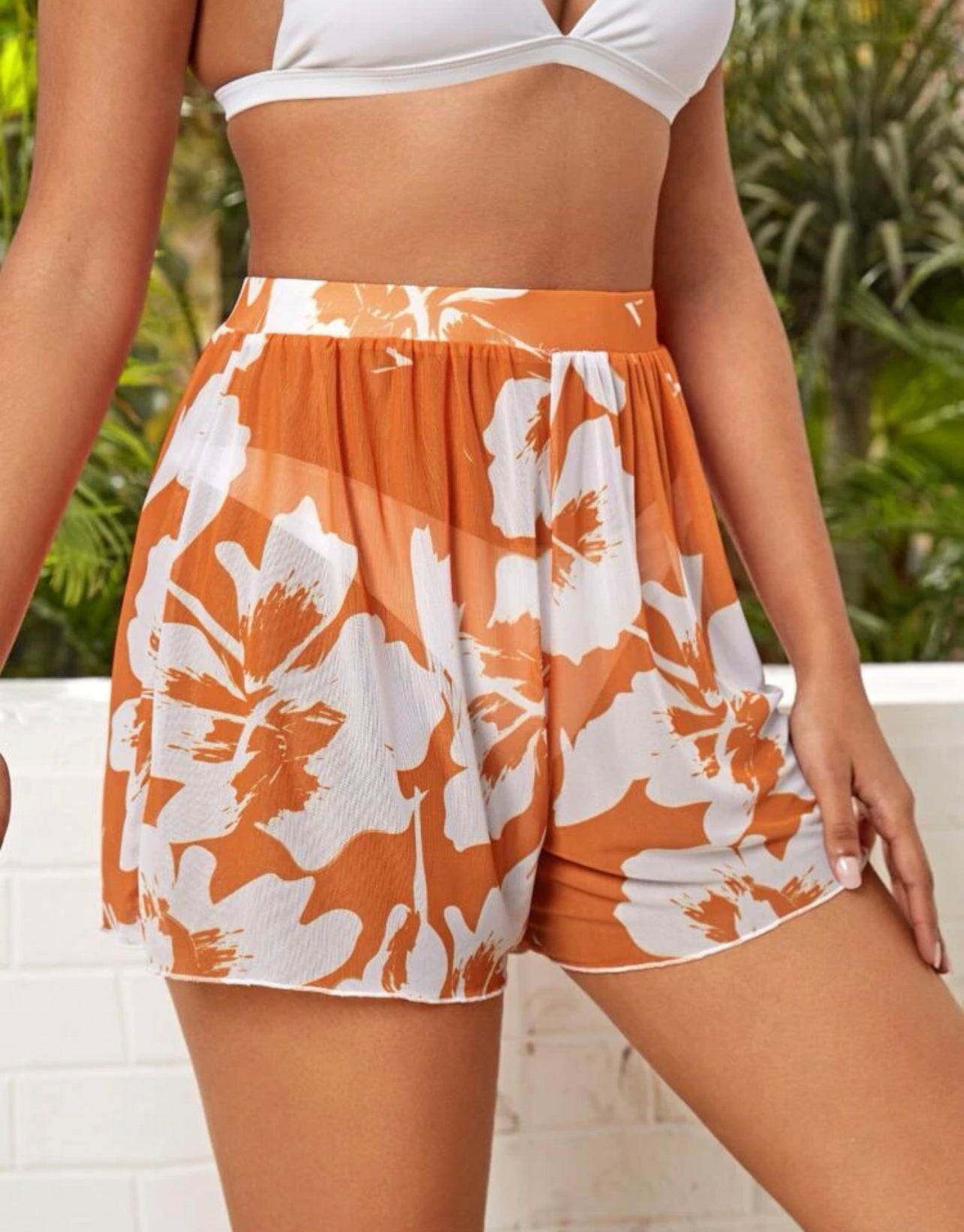 Shorts bedecken den Bikini