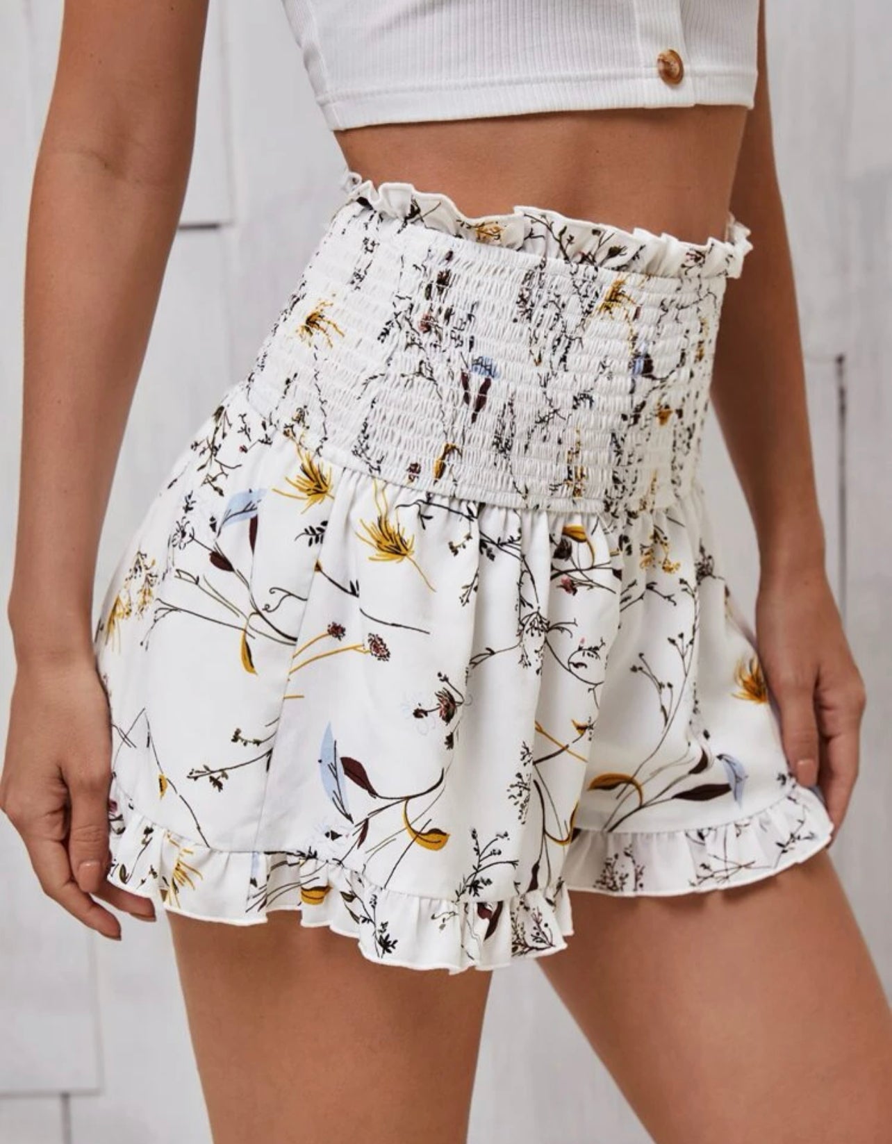 Shorts stampati con volant